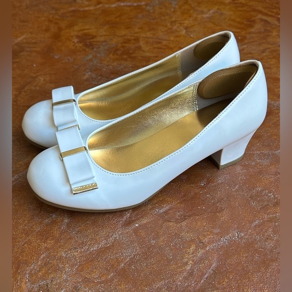 American Eagle Girls Dress Up White 2” Heels with Bow Accent Sz 4.5 - Picture 1 of 8